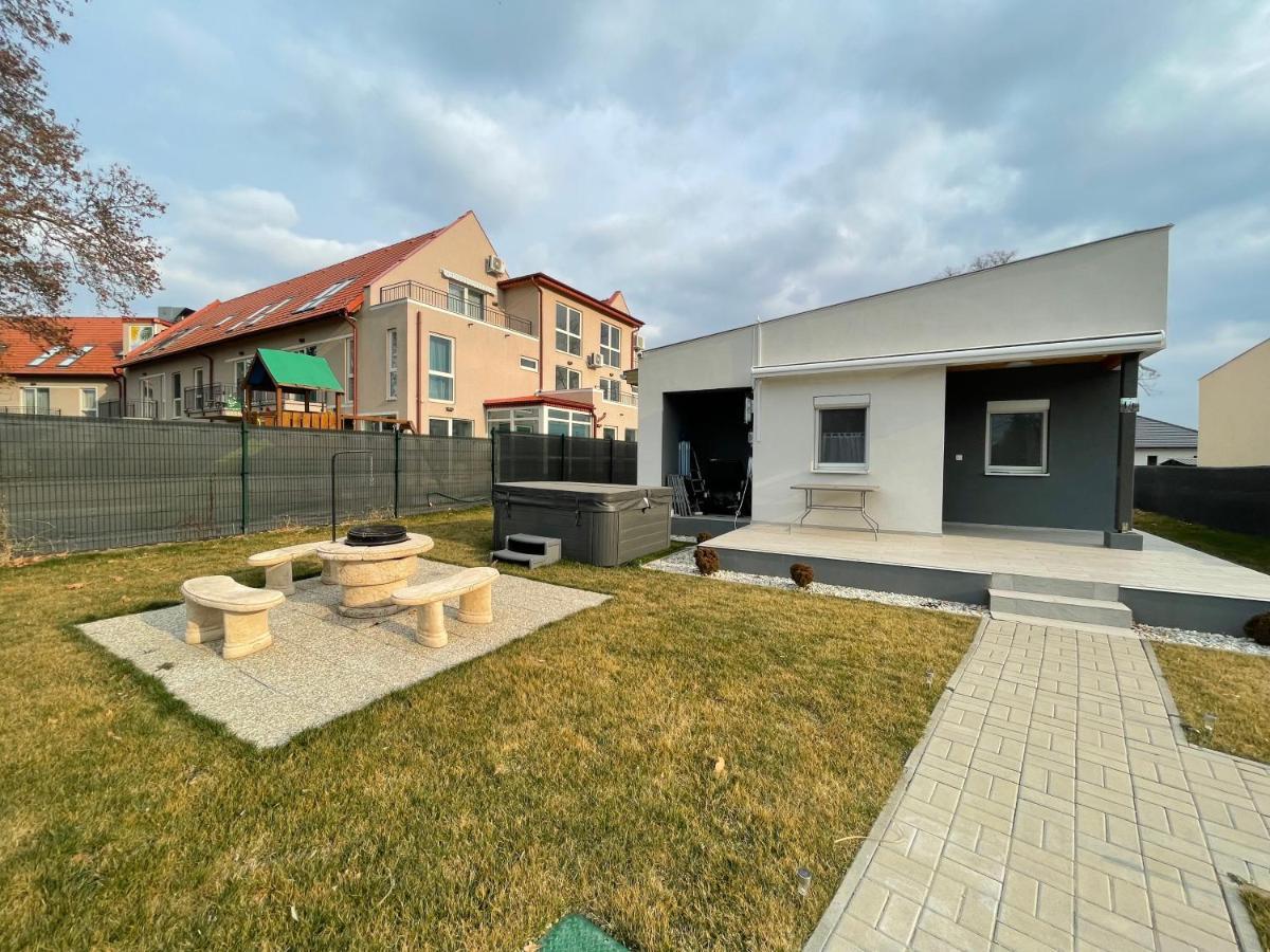 Sorrento Deluxe Apartment - Jacuzzi Siófok Zewnętrze zdjęcie